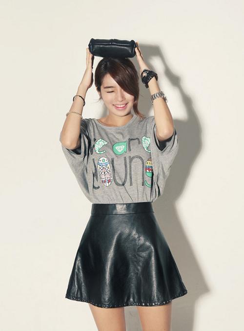 Mix đồ với chân váy da từ thanh lịch đến cool ngầu-4