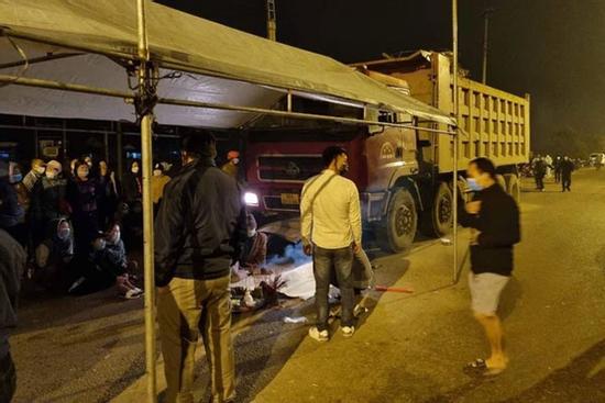 Xe tải đâm xe máy khiến cả gia đình 4 người tử vong