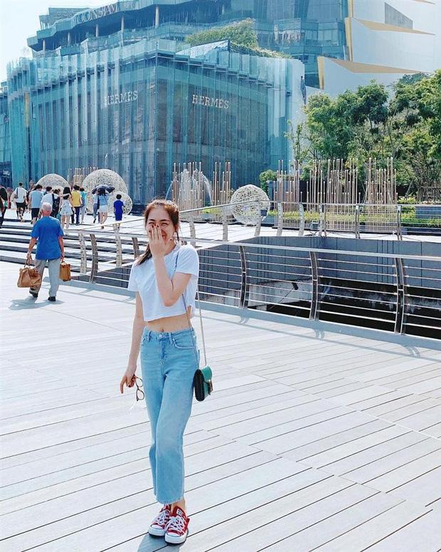 Lần khác, cô lựa chọn crop top trắng phối với quần jeans ông suông, giúp vóc dáng có phần dong dỏng cao