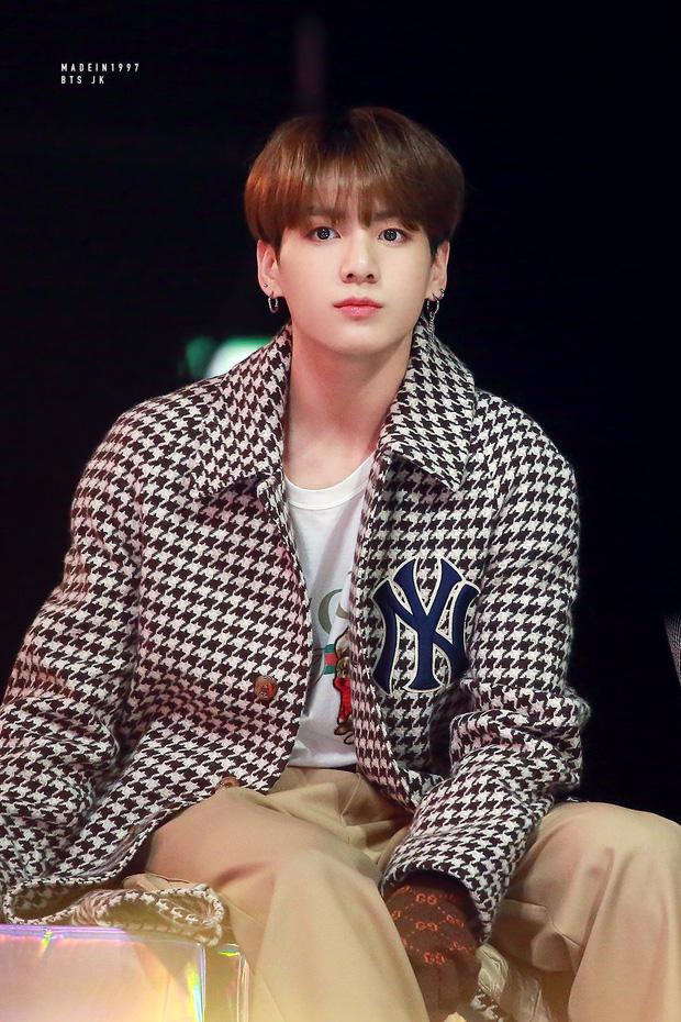 Jungkook (BTS) bị phát hiện nhìn đắm đuối đàn chị hơn 12 tuổi-2