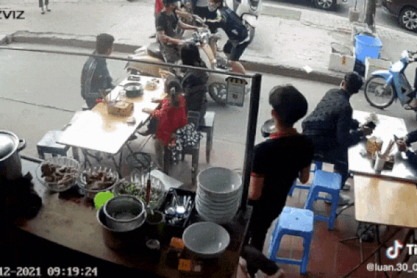 Clip: Con trai lao ra đường bị xe đâm, ông bố đấm tài xế tới tấp