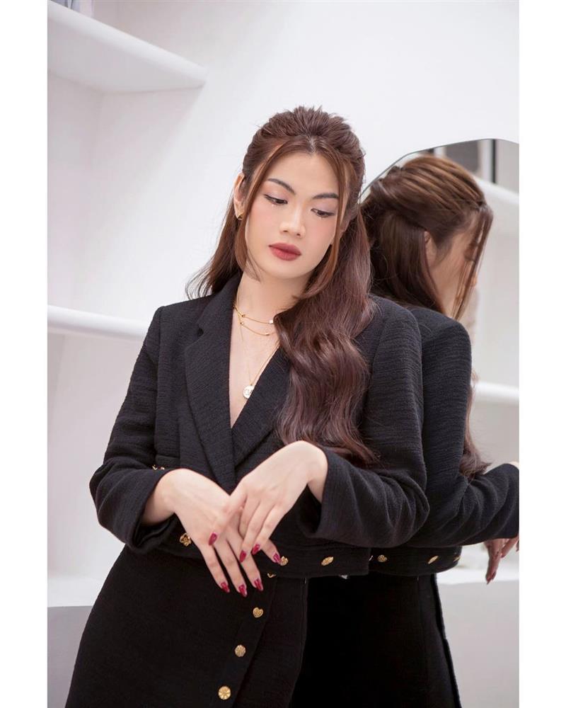 Đào Bá Lộc giờ diện đầm ngắn cũn còn đi giày cà kheo cao 20cm-10