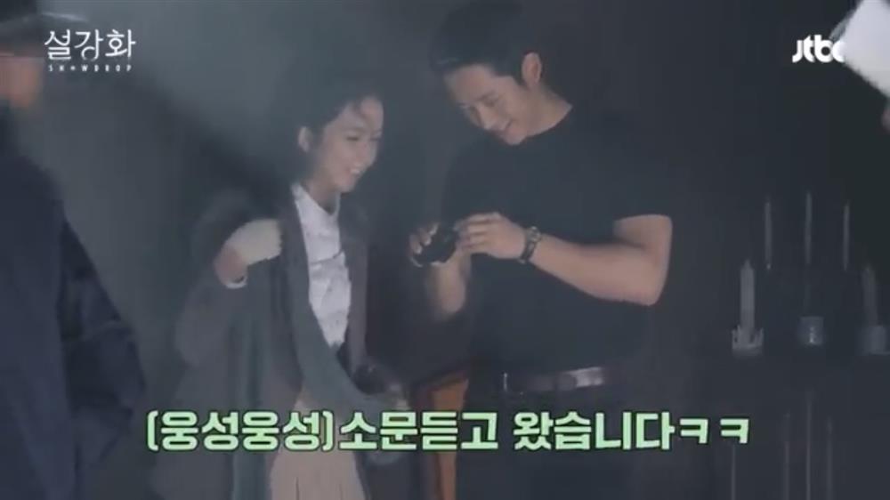 Jung Hae In và Jisoo diễn hăng đến mức suýt hỏng cả đạo cụ-4