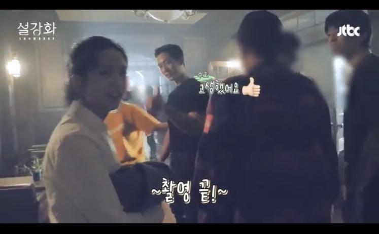 Jung Hae In và Jisoo diễn hăng đến mức suýt hỏng cả đạo cụ-6