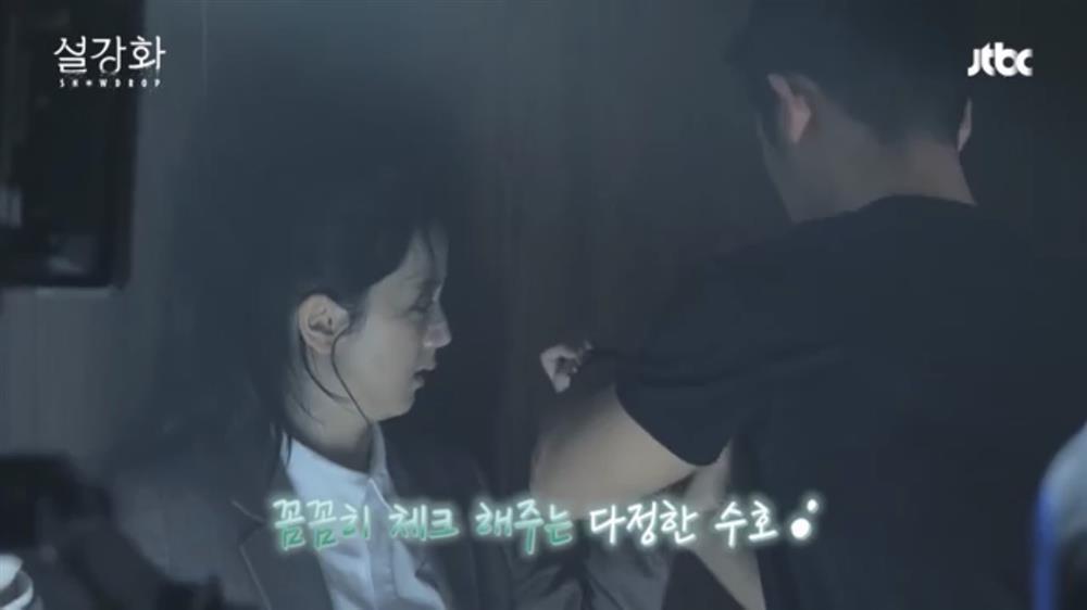 Jung Hae In và Jisoo diễn hăng đến mức suýt hỏng cả đạo cụ-8