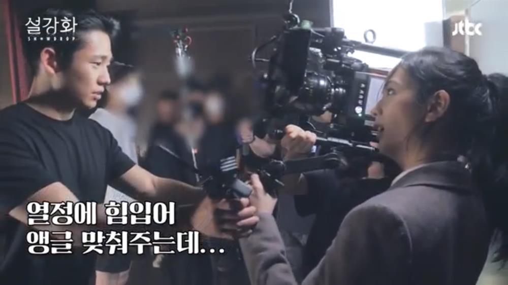 Jung Hae In và Jisoo diễn hăng đến mức suýt hỏng cả đạo cụ-9