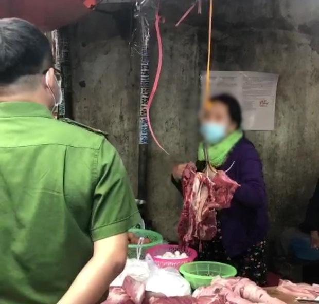 2 mẹ con trốn cách ly ra chợ bán thịt, còn xúc phạm công an-1