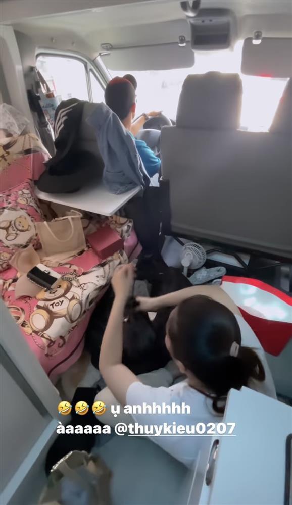 Ngọc Trinh show la liệt đồ hiệu trong nhà di động 2 tỷ đồng mới tậu-1