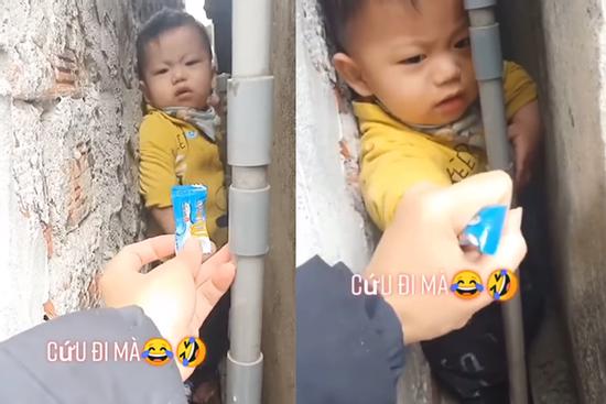 Con mắc kẹt, mẹ nhanh như chớp giải cứu đơn giản mà cực hiệu quả