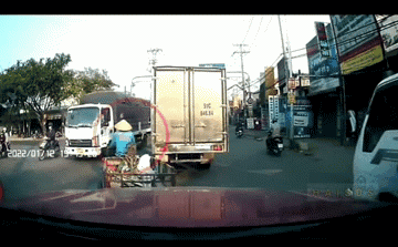 Clip: Cả phố 'nín thở' khi thấy người đàn ông bị kẹp giữa 2 ô tô tải