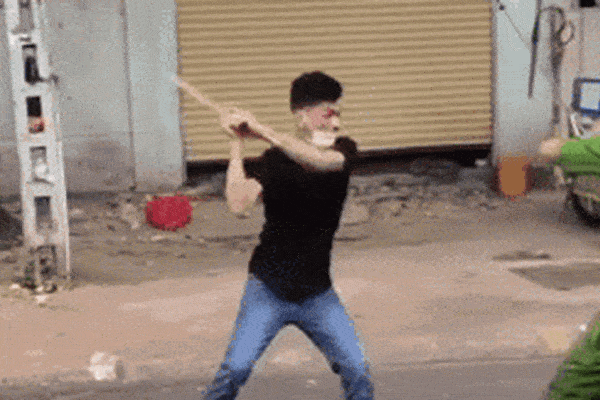 Vợ đi làm tóc, chồng lao đến đấm túi bụi khiến tất cả choáng váng-2