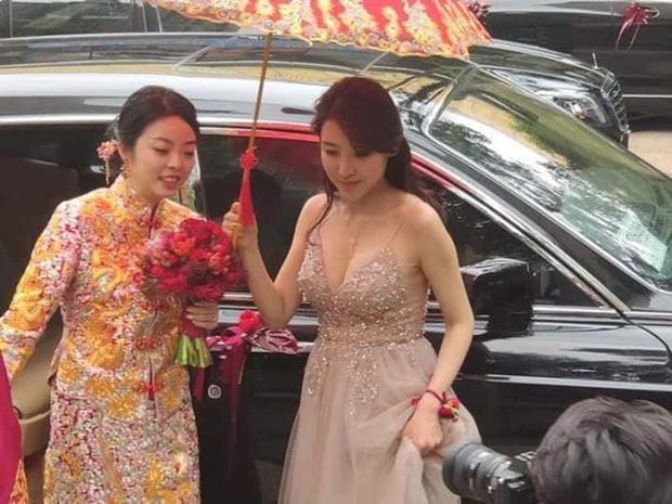 Ăn mặc thế này thì ai mới là cô dâu?-1