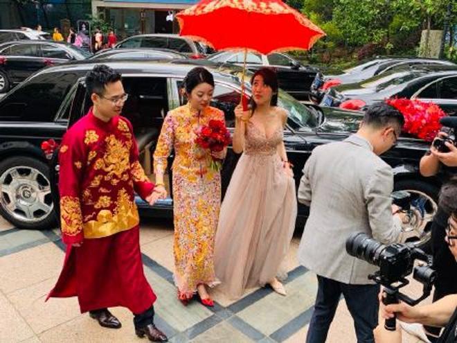 Ăn mặc thế này thì ai mới là cô dâu?-2