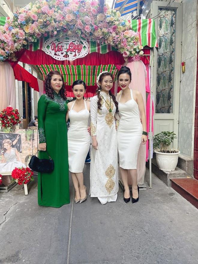 Ăn mặc thế này thì ai mới là cô dâu?-9