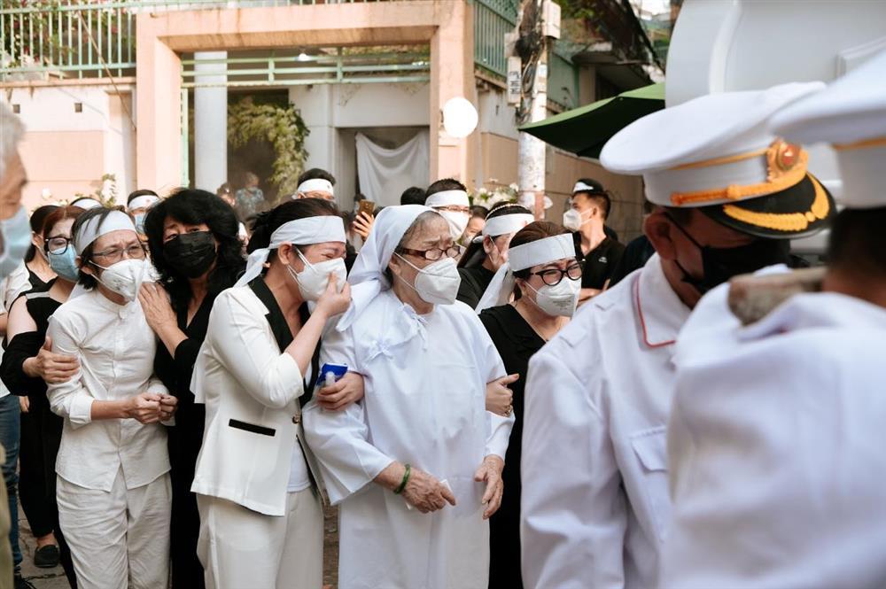 Hoài Linh suy sụp, quỳ trước mẹ trong tang lễ bố-5