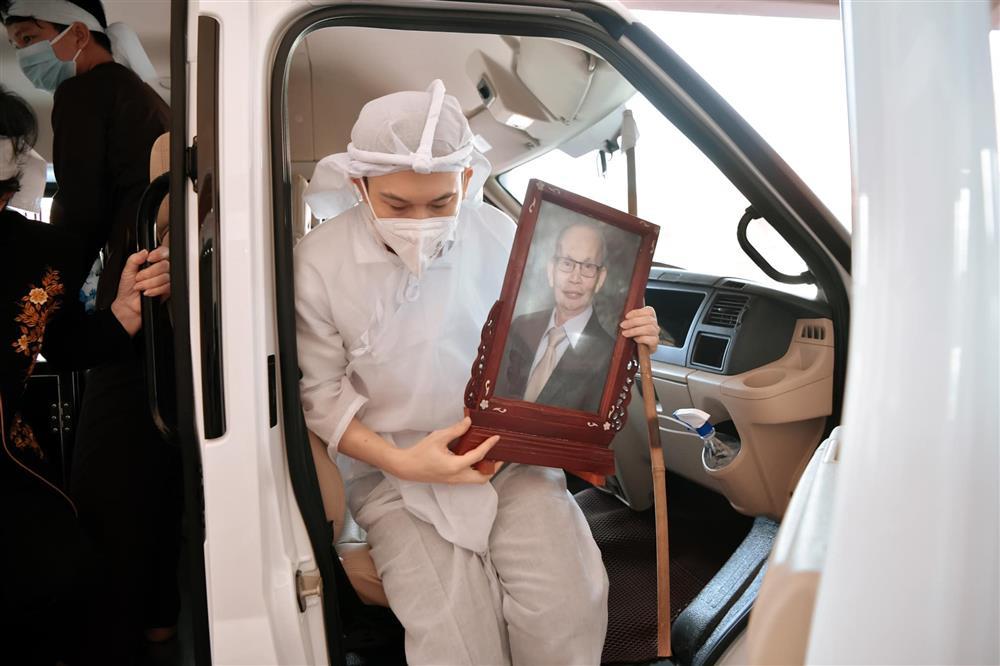 Hoài Linh suy sụp, quỳ trước mẹ trong tang lễ bố-9