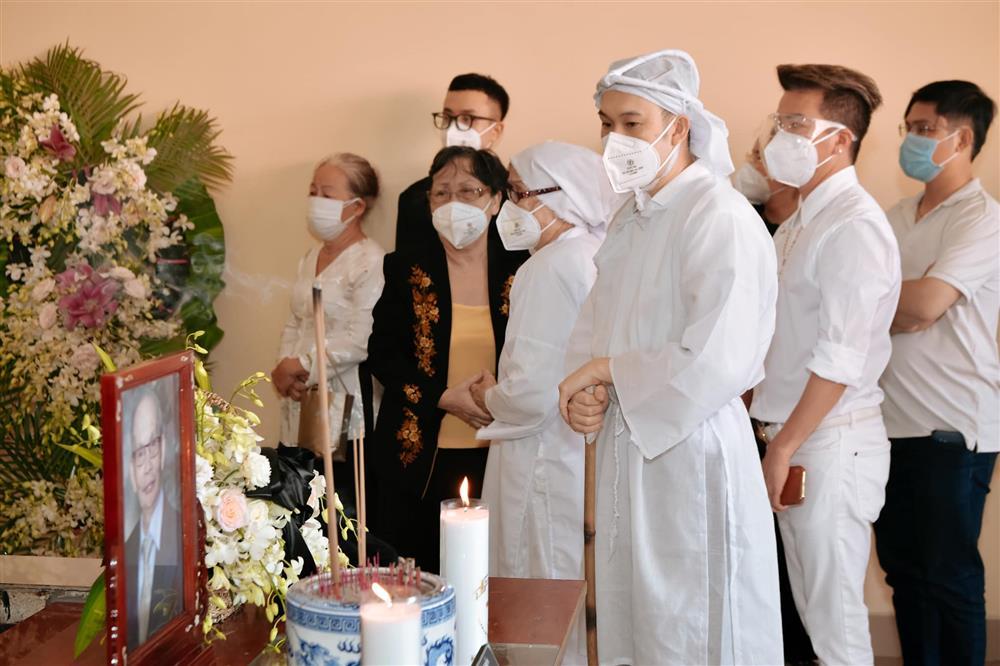 Hoài Linh suy sụp, quỳ trước mẹ trong tang lễ bố-1