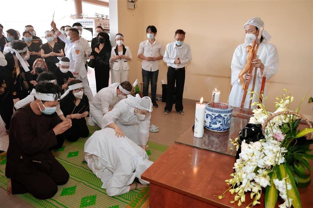 Hoài Linh suy sụp, quỳ trước mẹ trong tang lễ bố-2