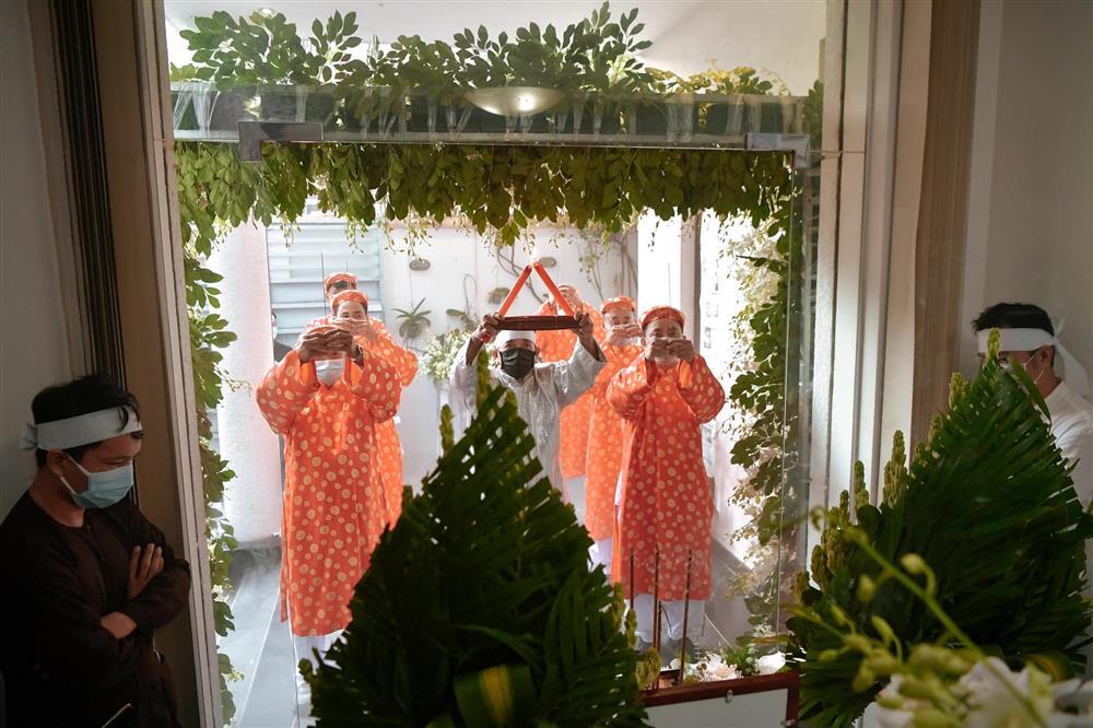 Hoài Linh suy sụp, quỳ trước mẹ trong tang lễ bố-4