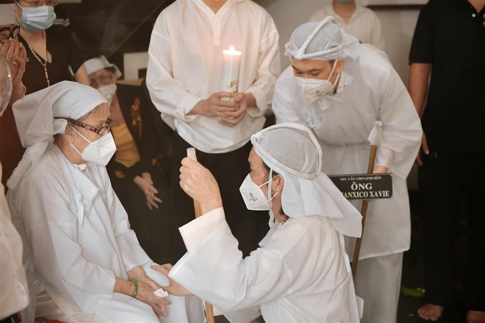 Hoài Linh suy sụp, quỳ trước mẹ trong tang lễ bố-3