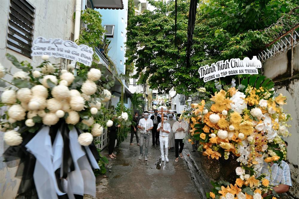 Hoài Linh suy sụp, quỳ trước mẹ trong tang lễ bố-10