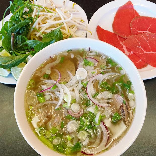 Khách Tây chê phở Việt tởm khi thấy thịt bò chưa được nấu chín-3