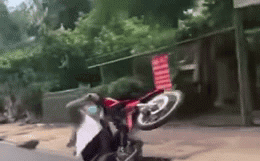 Clip: Biểu diễn bốc đầu xe, thanh niên ngã sấp mặt tởn đến già-1