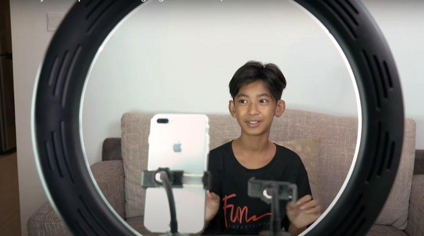 Cậu bé bán hàng rong nói 16 thứ tiếng ngày càng phất-4