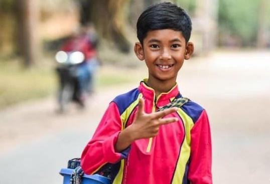 Cậu bé bán hàng rong nói 16 thứ tiếng ngày càng phất-1