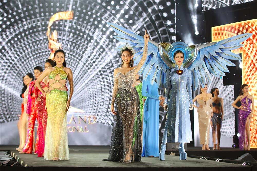 Miss Grand Thùy Tiên hở bạo mãi cũng dính sự cố lộ hàng đầu tiên-1