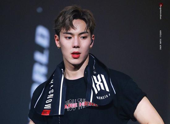 Trong nhiều cuộc phỏng vấn, Shownu bày tỏ lòng biết ơn với ca sĩ đàn chị Lee Hyori. Thành viên nhóm Monsta X cho rằng việc được diễn phụ cho idol gợi cảm giúp anh có bệ phóng vững chắc để trở thành idol. Anh cũng nói Lee Hyori là ngôi sao thân thiện, thường dùng bữa với vũ công sau buổi diễn, đặt các dịch vụ chăm sóc da miễn phí cho bạn diễn sau khi hợp tác.