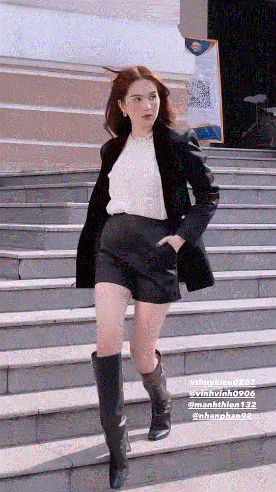 Ngọc Trinh chửi thề rõ to vì sảy chân khi thả dáng chụp ảnh-1