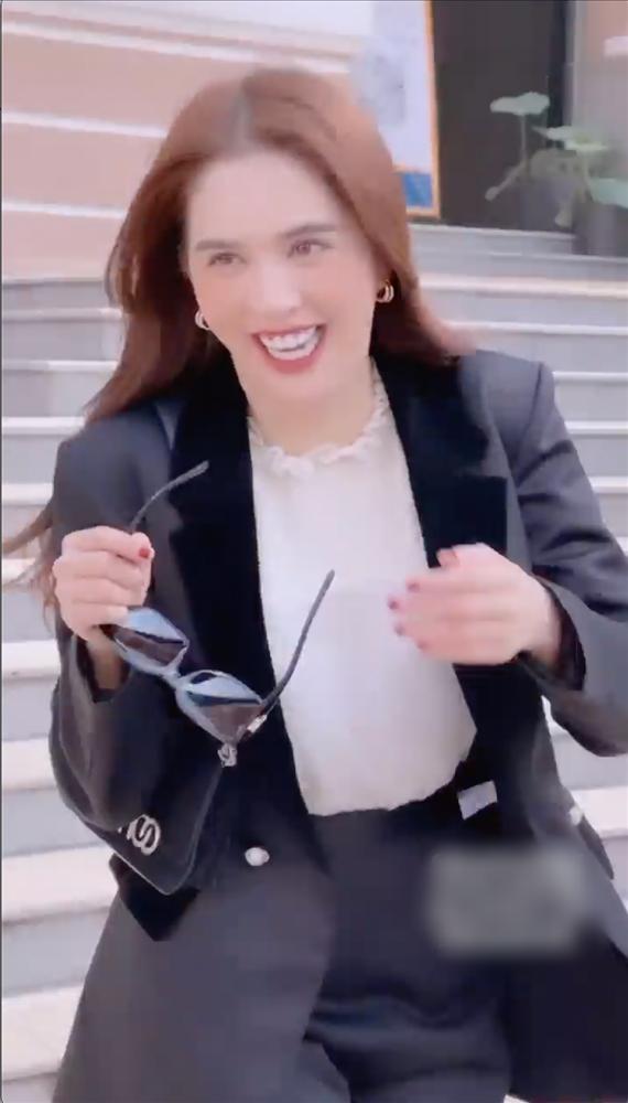 Ngọc Trinh chửi thề rõ to vì sảy chân khi thả dáng chụp ảnh-3