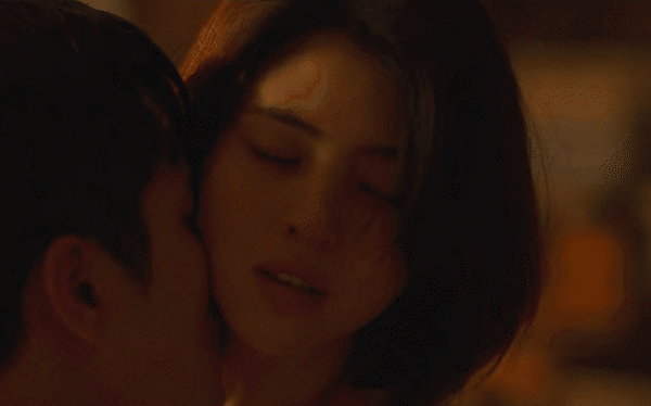 Trút xiêm y gần như 100%, loạt cảnh nóng năm 2021 gây tranh cãi dữ dội-3