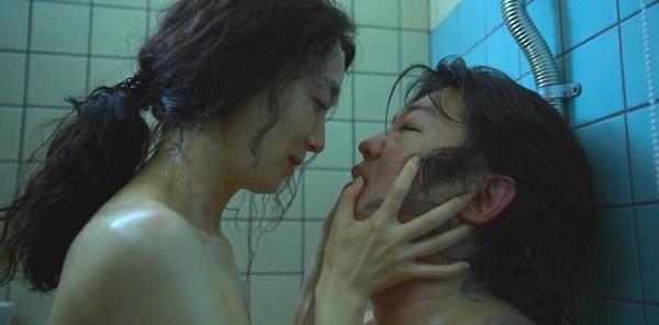 Trút xiêm y gần như 100%, loạt cảnh nóng năm 2021 gây tranh cãi dữ dội-4