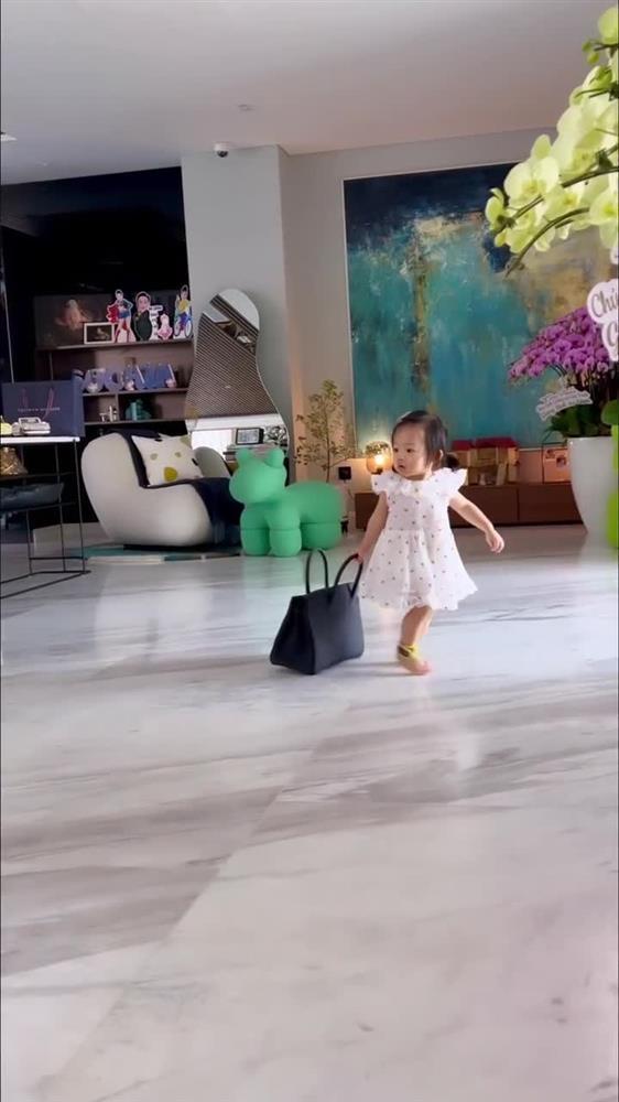 Con gái 1 tuổi của Hà Hồ xách túi hơn 30 triệu đồng-3