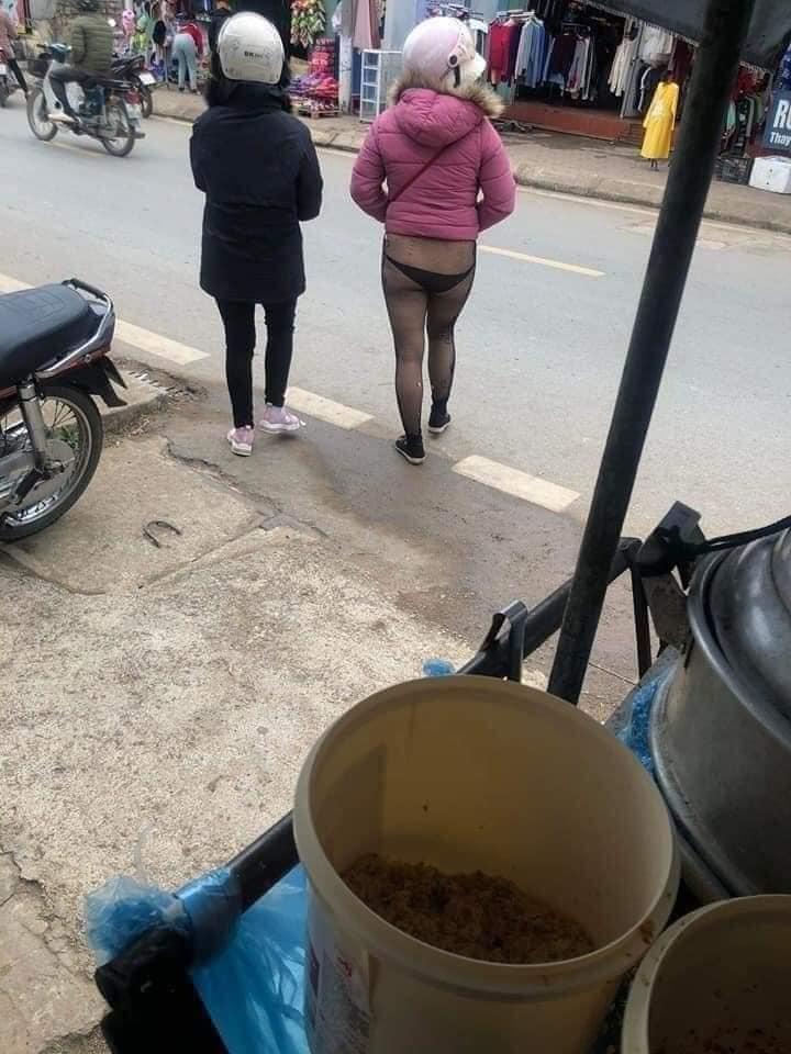 Chị gái ăn mặc trên đông dưới thả rông đi khắp chợ-2