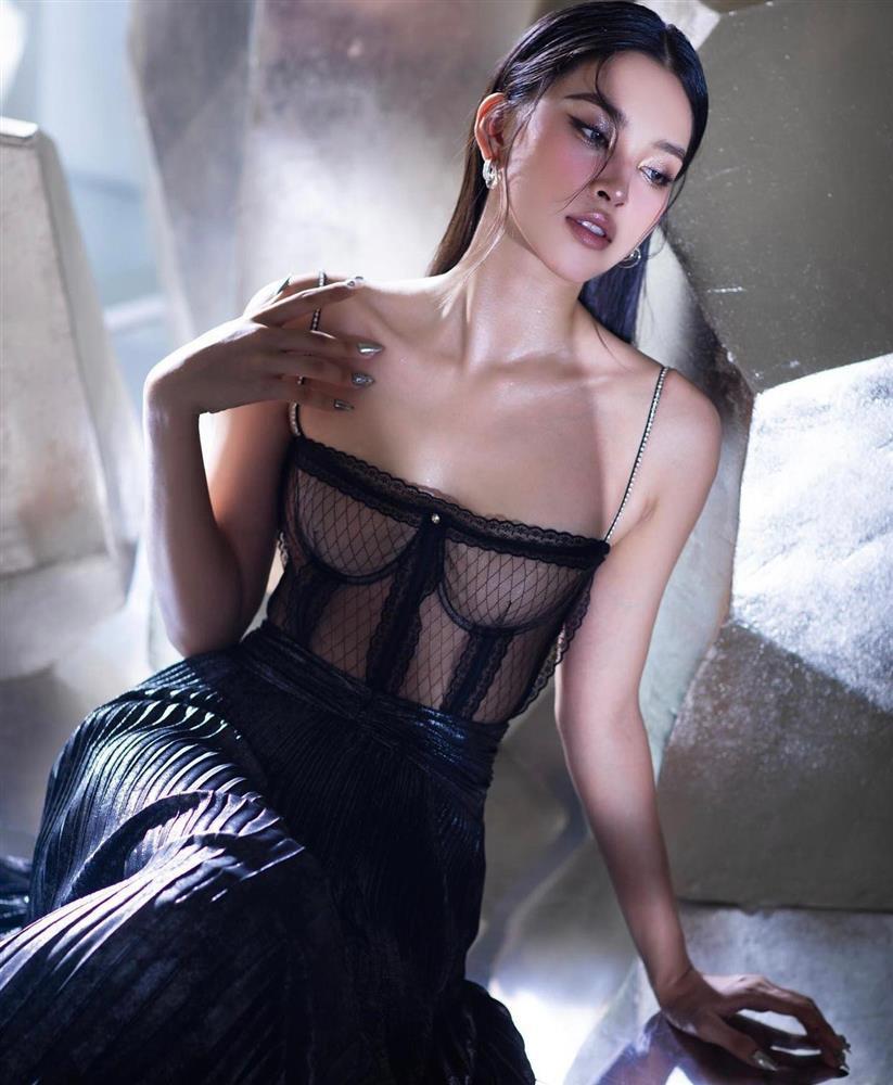 Thùy Tiên diện áo dài vương miện 12 tỷ - Tiểu Vy sexy đầm xuyên thấu-1