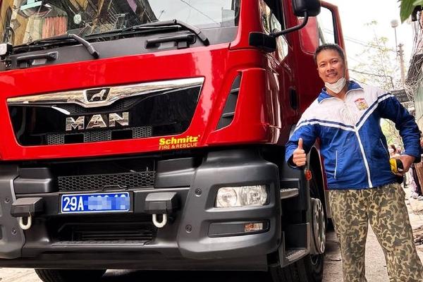 Clip: Người đàn ông lén lút trong đêm, tẩm xăng đốt hiệu thuốc-2