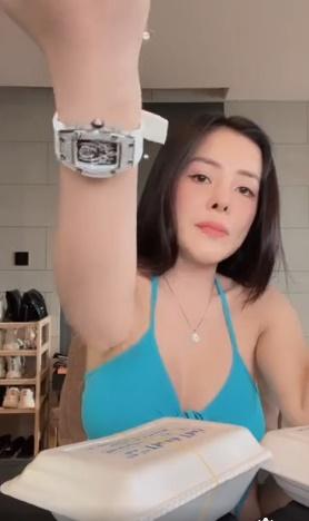 Dao kéo đón Tết, Ngân 98 bị soi lỗ mũi bên to bên nhỏ, méo mó-4