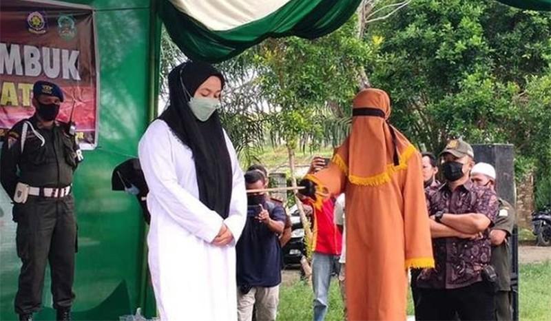 Phụ nữ bị phạt 100 roi vì ngoại tình, nhân tình chối bay chỉ phải nhận 15 roi-1