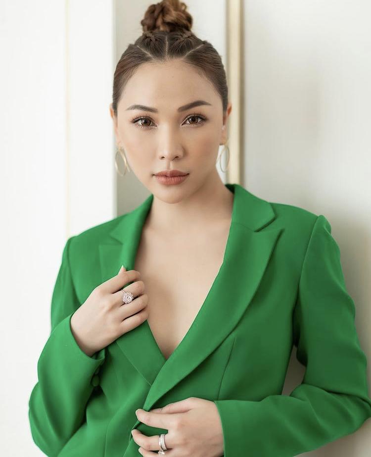 Ảnh thác loạn phản cảm của Quỳnh Thư - Ngọc Trinh-2