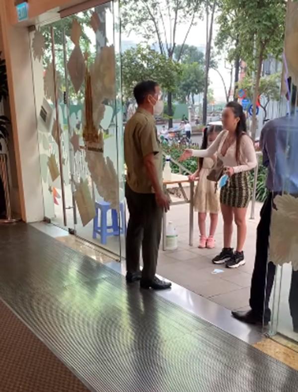 Chị đại quận 4 quyết không đeo khẩu trang, cãi tay đôi với bảo vệ-1