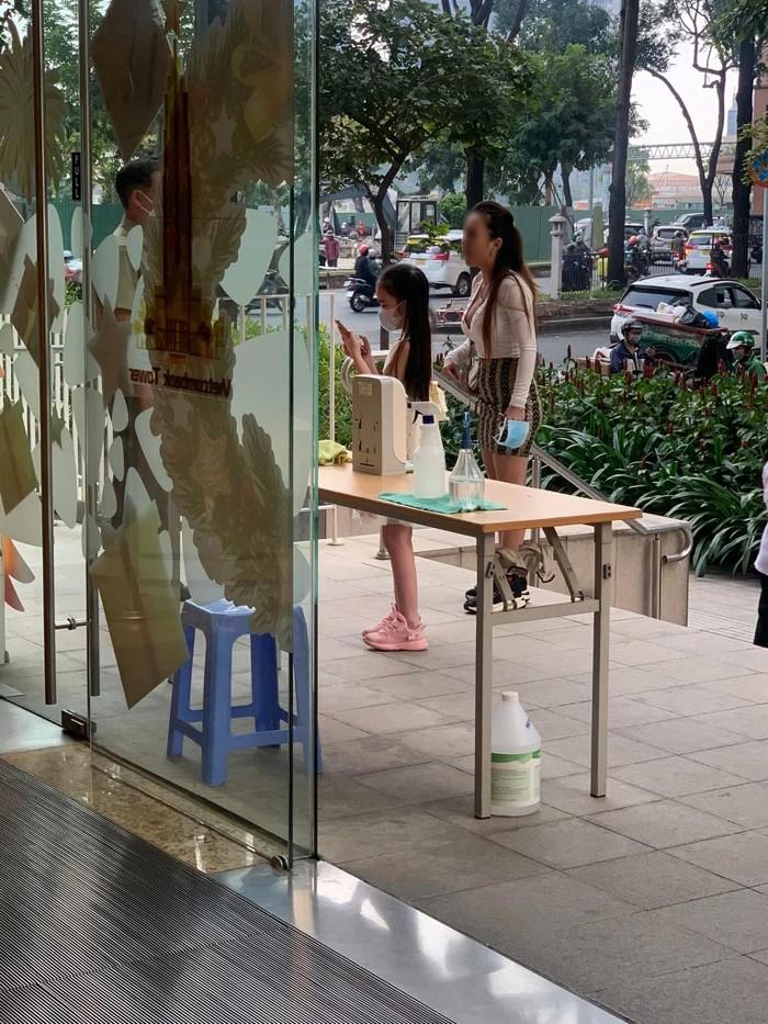 Chị đại quận 4 quyết không đeo khẩu trang, cãi tay đôi với bảo vệ-3