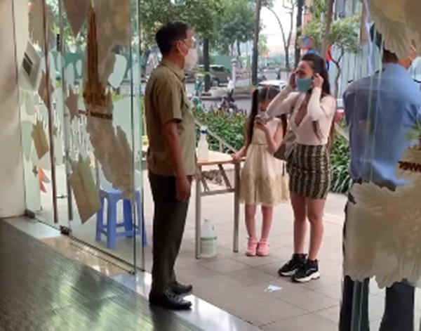 Chị đại quận 4 quyết không đeo khẩu trang, cãi tay đôi với bảo vệ-4