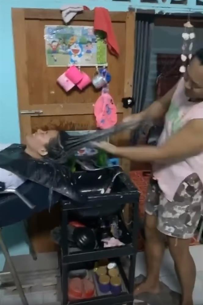 Vừa gội đầu vừa múa quyền, chủ tiệm làm khách bật dậy bỏ chạy-1