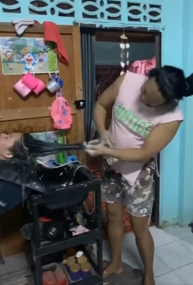 Vừa gội đầu vừa múa quyền, chủ tiệm làm khách bật dậy bỏ chạy-3