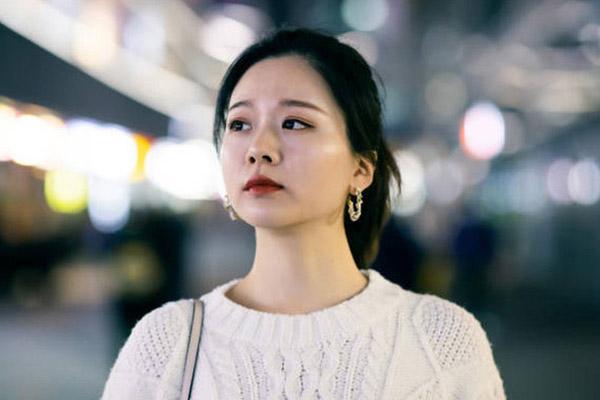 Về thăm nhà cũ, tôi lảo đảo khi thấy chị chồng đang bế đứa trẻ lạ mà quen-2