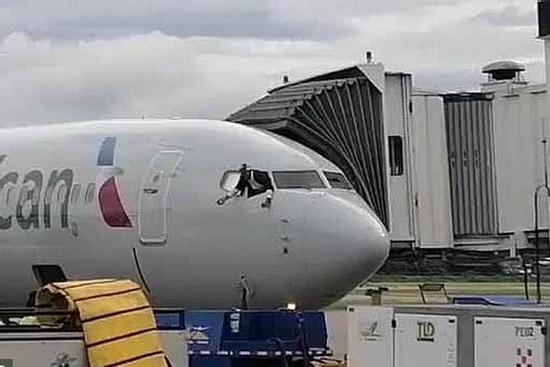 Hành khách ngỗ ngược, đòi trèo ra ngoài từ cửa sổ buồng lái máy bay