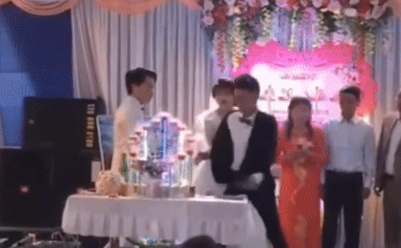 Chú rể tung cước đập phá đám cưới, biết lý do giận sôi máu-1